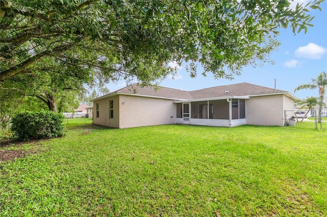 938 Gateshead Ct, Kissimmee, FL 34758 - rear view of house featuring a sunroom and a fenced backyard