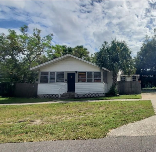 10 E 8th St, Apopka, FL 32703 - view of front of property with entry steps