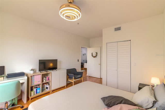 5554 Metrowest Blvd Unit 305, Orlando, FL 32811 - bedroom with wood finished floors and a closet