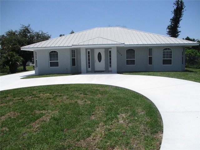 view of front of property with a front yard