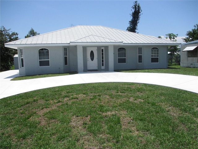 view of front of home with a front lawn