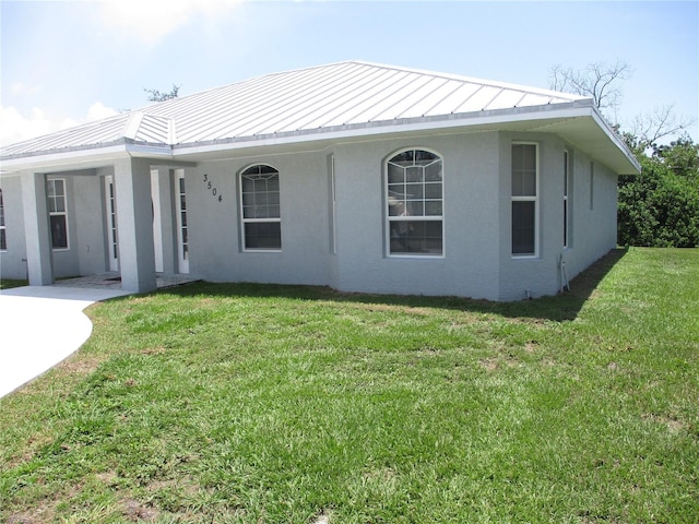 view of front facade featuring a front lawn