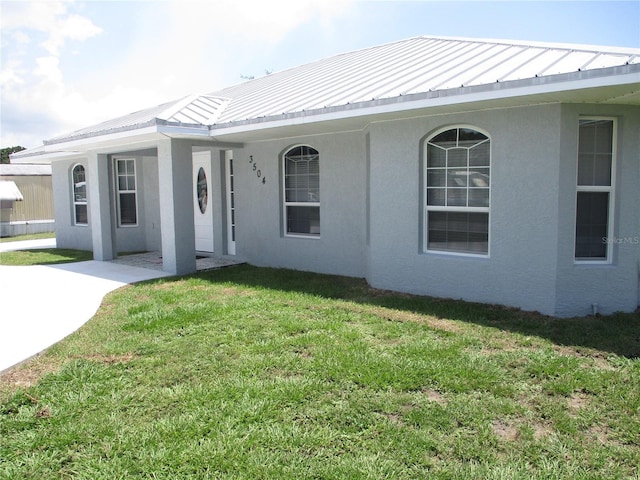 view of front of property featuring a front lawn