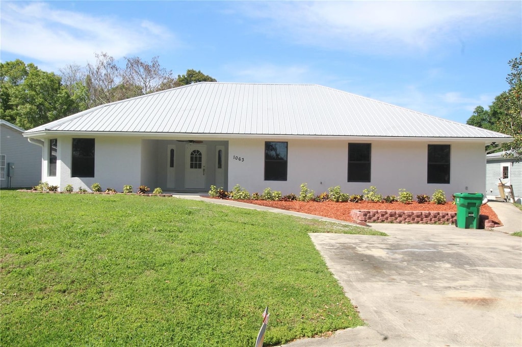 view of front of property featuring a front yard