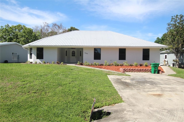 view of front facade with a front lawn