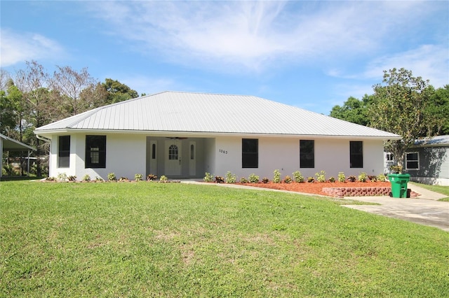 view of front of property featuring a front lawn