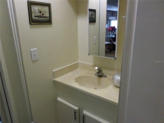 bathroom featuring oversized vanity