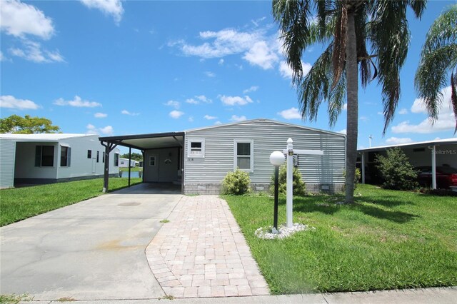 view of front of home featuring a carport and a front yard