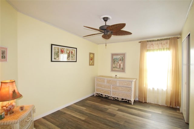 unfurnished room featuring dark wood-type flooring, ornamental molding, and ceiling fan