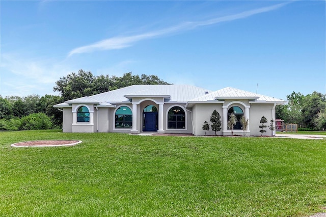 view of front of home featuring a front lawn