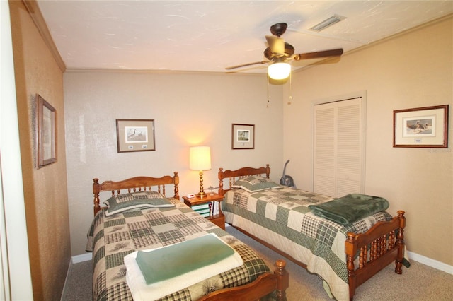 bedroom featuring crown molding, carpet flooring, ceiling fan, and a closet