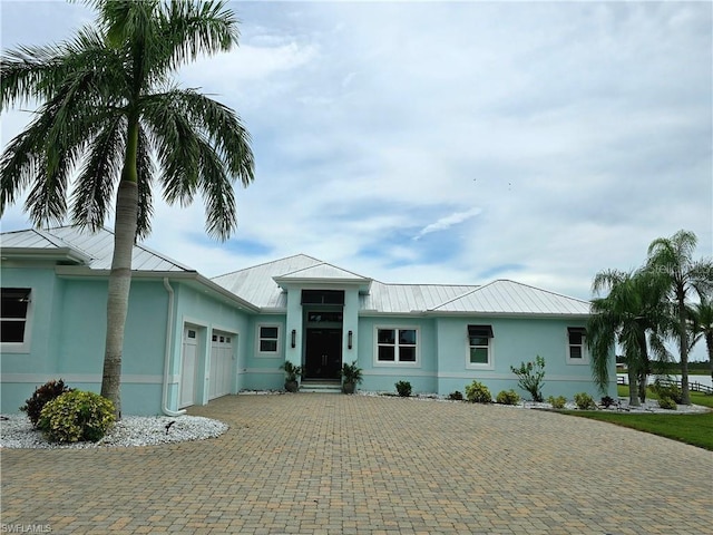 view of front facade featuring a garage