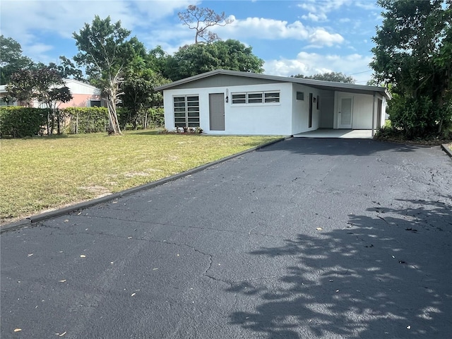 view of front of property featuring a carport and a front yard