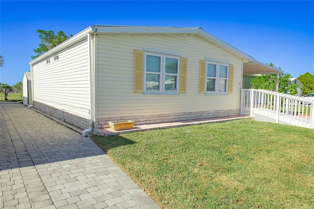 view of side of property featuring a yard