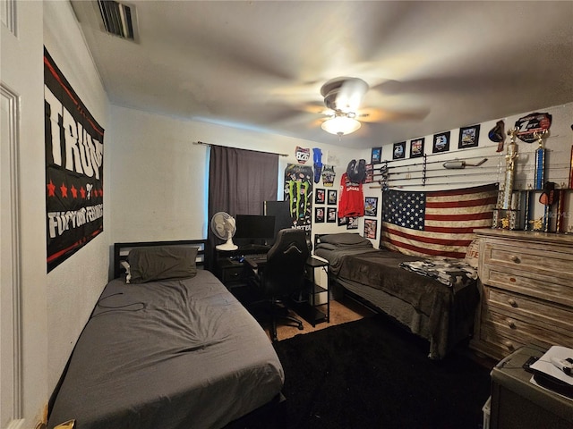 bedroom with ceiling fan