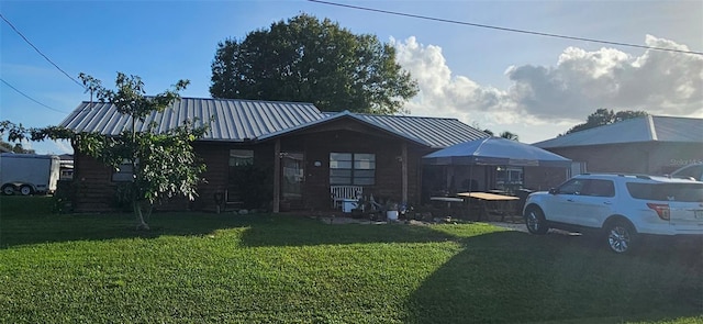 view of front of house featuring a front yard