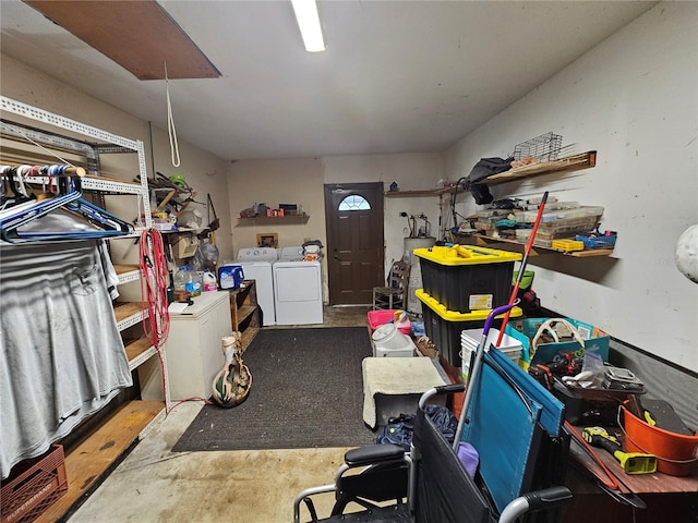 storage room featuring gas water heater and independent washer and dryer