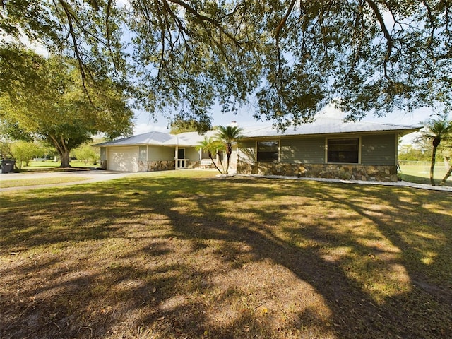 ranch-style house featuring a front yard