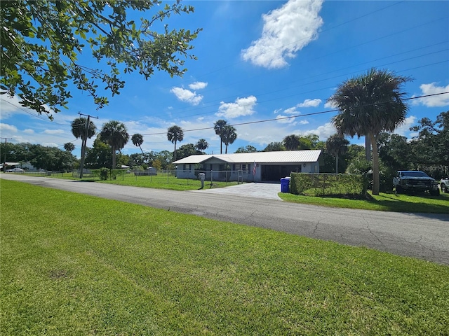 view of front facade featuring a front yard