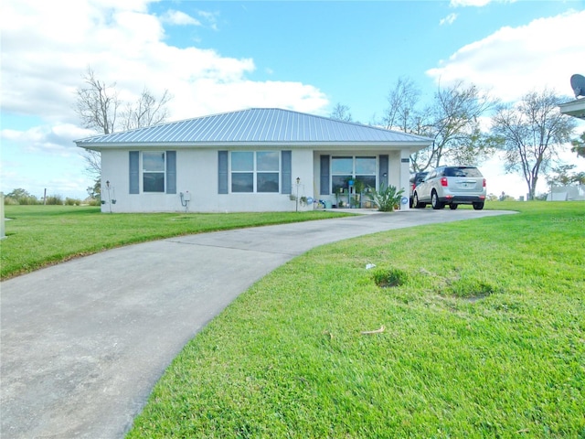 single story home featuring a front lawn