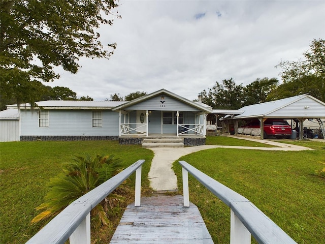 view of front facade featuring a carport, a porch, and a front lawn