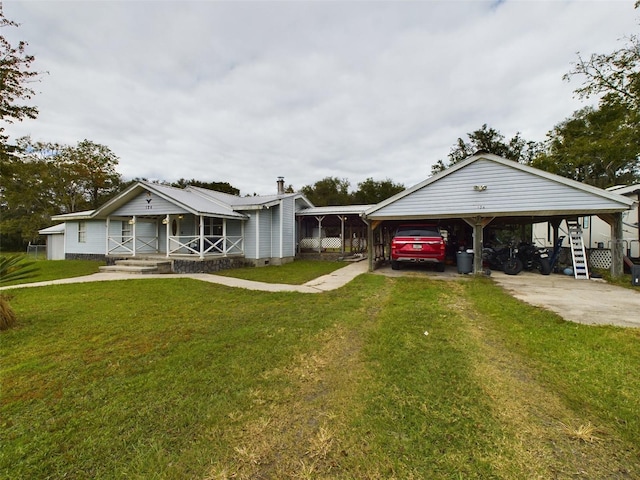 view of front of home with a carport and a front yard