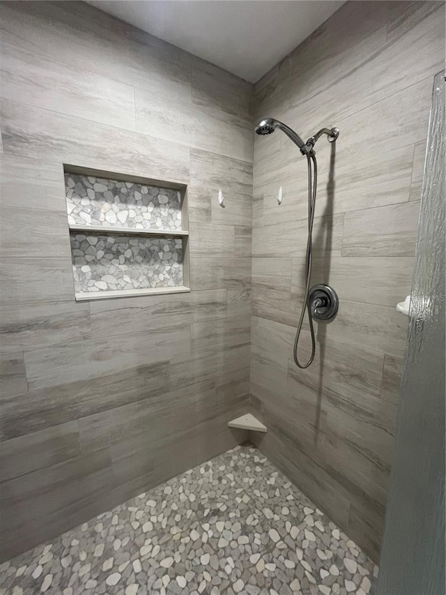 bathroom featuring tiled shower