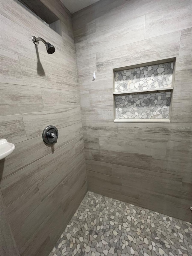 bathroom featuring a tile shower