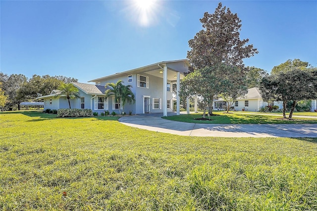 view of front of property featuring a front yard