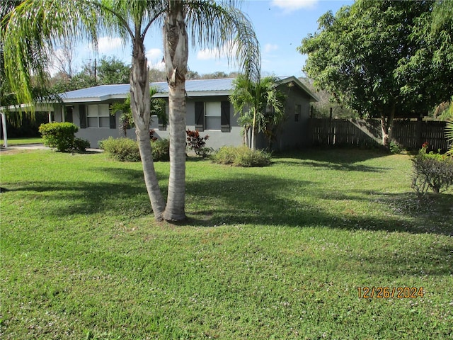 view of front of property with a front yard