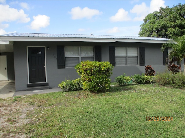 view of front of property with a front lawn