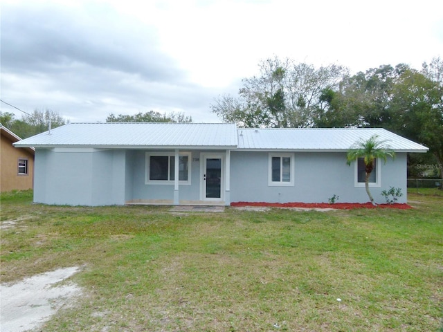 view of front of home featuring a front yard