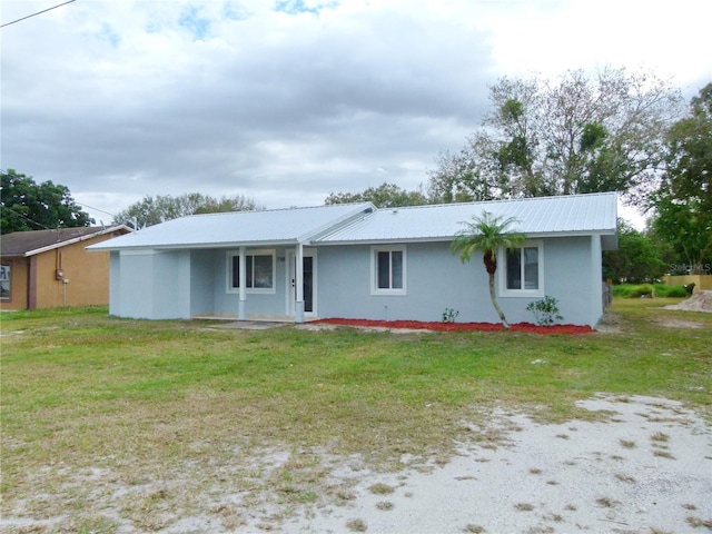 ranch-style home featuring a front lawn