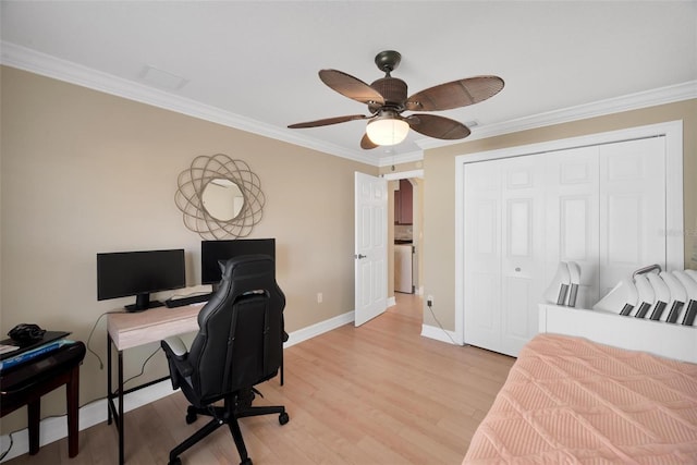 bedroom featuring ceiling fan, light hardwood / wood-style flooring, crown molding, and a closet