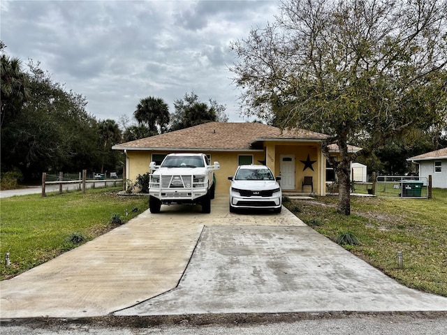 view of front of property featuring a front yard