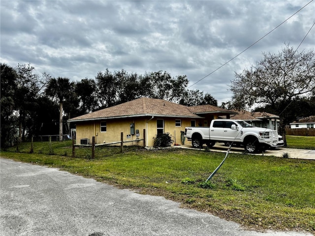 view of side of property featuring a lawn