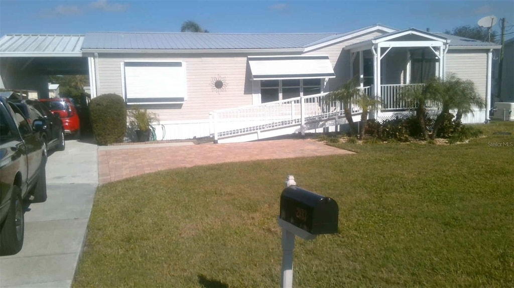 view of front of home with covered porch and a front lawn