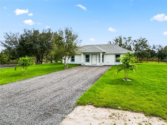 view of front of property featuring a front yard