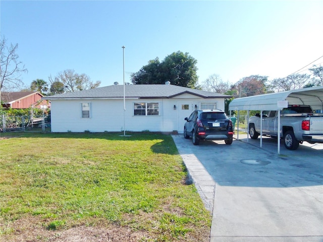 view of front of property featuring a front yard and a carport