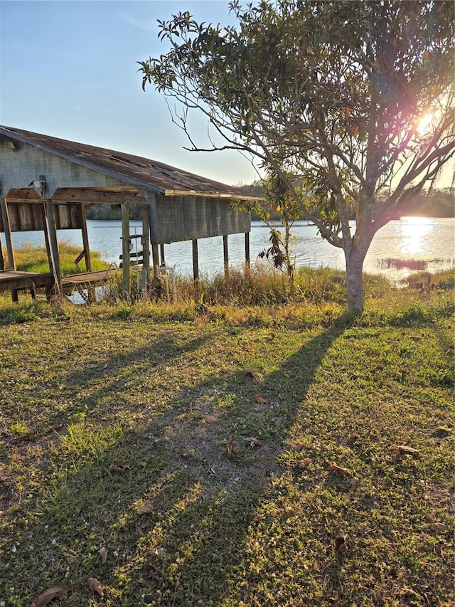 view of yard featuring a water view