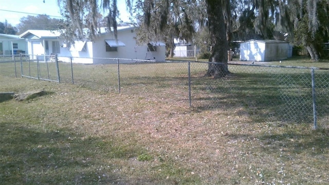 view of yard featuring a storage shed