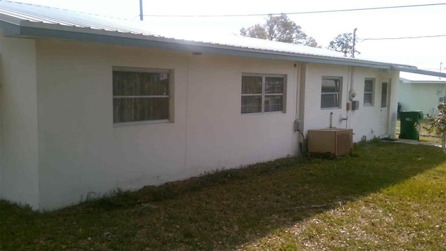 view of side of property featuring a yard