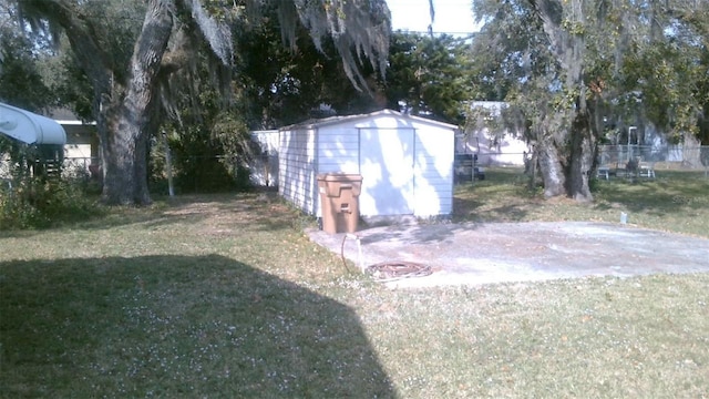 view of yard with a storage unit