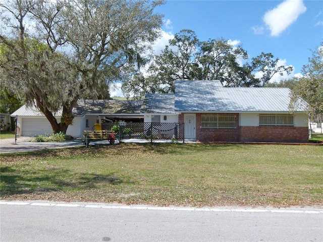 single story home featuring a front lawn