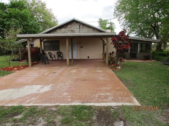 view of front of home featuring a front yard and stucco siding