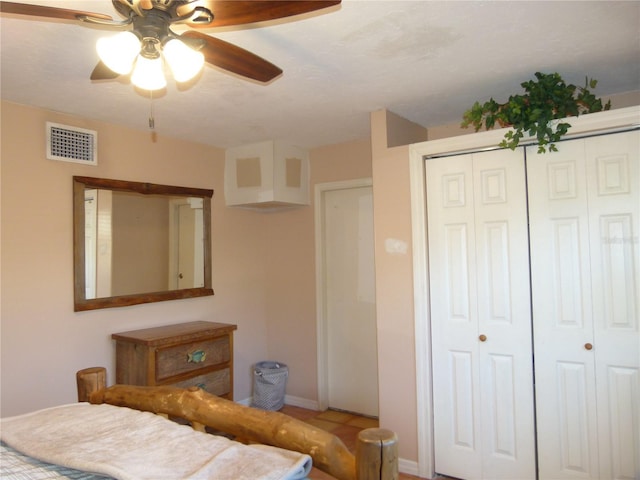 bedroom featuring baseboards, a closet, visible vents, and a ceiling fan