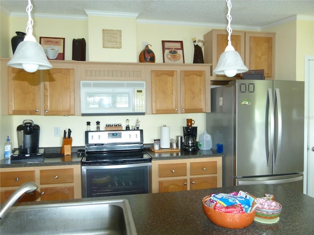 kitchen featuring stainless steel appliances, dark countertops, a sink, and ornamental molding