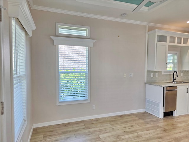 649 SW 34th Cv Unit 392, Okeechobee, FL 34974 - kitchen featuring ornamental molding, white cabinets, light wood-type flooring, and decorative backsplash