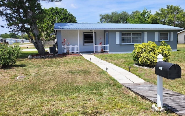 3007 SE 34th Ct, Okeechobee, FL 34974 - bungalow with a porch, metal roof, and a front yard