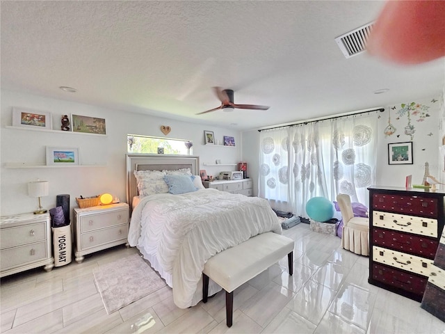 7935 NW 90th Ct, Okeechobee, FL 34972 - bedroom featuring ceiling fan and a textured ceiling